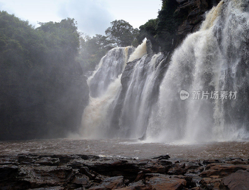 博阿利瀑布在姆巴里河，中非共和国- Les Chutes de Boali